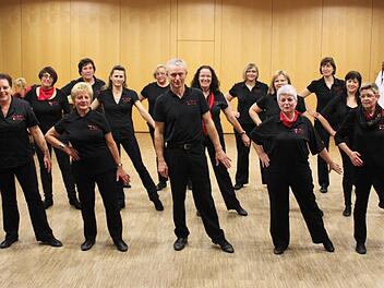 Synchrone Bewegungen auf der Linie : Die "Peirons" tanzen modernen "Linedance" zu unterschiedlichen Musikstilen.  Foto: Katharina Behmer