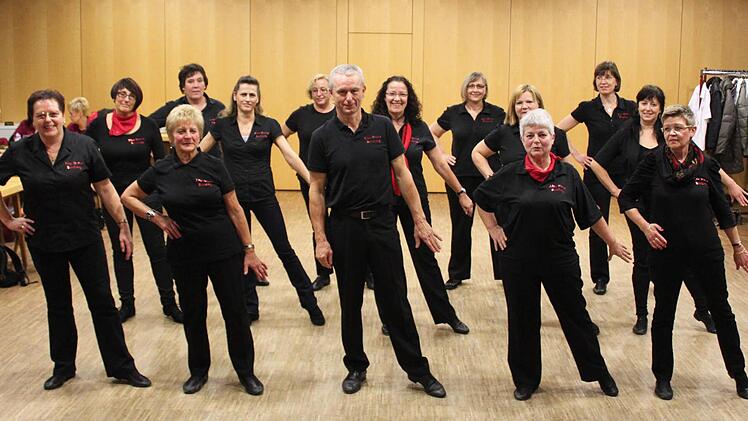 Synchrone Bewegungen auf der Linie : Die "Peirons" tanzen modernen "Linedance" zu unterschiedlichen Musikstilen.  Foto: Katharina Behmer