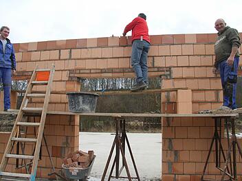 Ein Trupp der Mainleuser Baufirma Helmut Herrmann ist auf der Baustelle in Untersteinach zu Gange: Die Arbeiter sind mit Hochdruck dabei, den Rohbau des neuen Schützenhauses zu erstellen. Foto: Sonja Adam