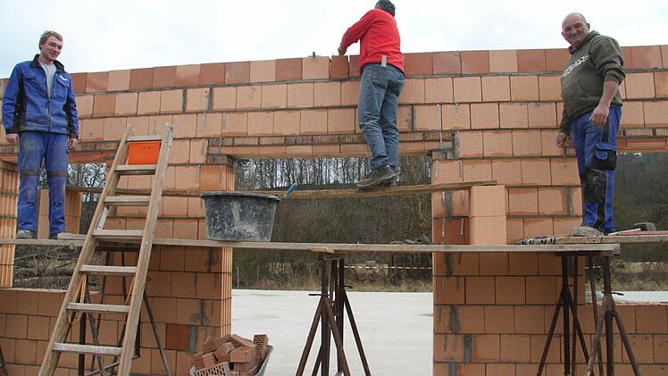 Ein Trupp der Mainleuser Baufirma Helmut Herrmann ist auf der Baustelle in Untersteinach zu Gange: Die Arbeiter sind mit Hochdruck dabei, den Rohbau des neuen Schützenhauses zu erstellen. Foto: Sonja Adam