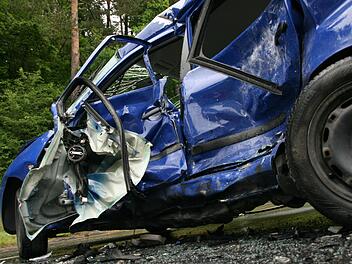 Mit der Fahrerseite prallte dieses Fahrzeug auf einen VW-Bus. Der Fahrer wurde lebensgefährlich verletzt. Foto: Paul Ziegler