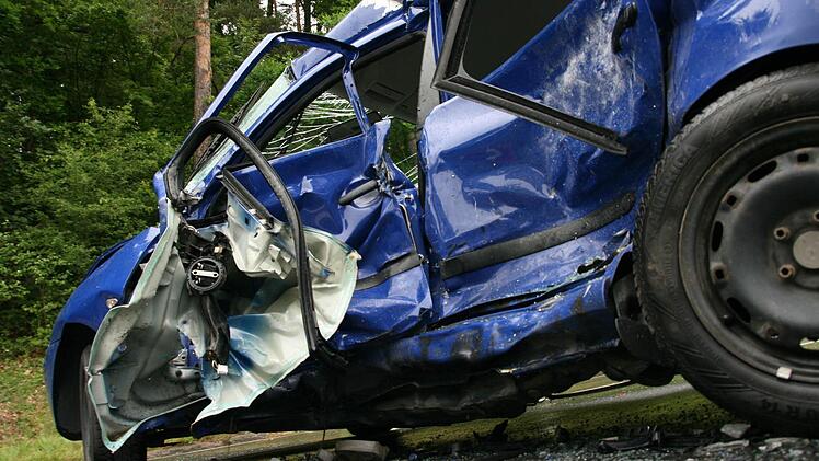 Mit der Fahrerseite prallte dieses Fahrzeug auf einen VW-Bus. Der Fahrer wurde lebensgefährlich verletzt. Foto: Paul Ziegler
