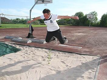 Beim Weitsprung ist Konzentration erforderlich. 3,20 Meter sind die Mindestanforderungen für eine 34-Jährige. Melanie Türk meistert die Weite. Fotos: Sonja Adam