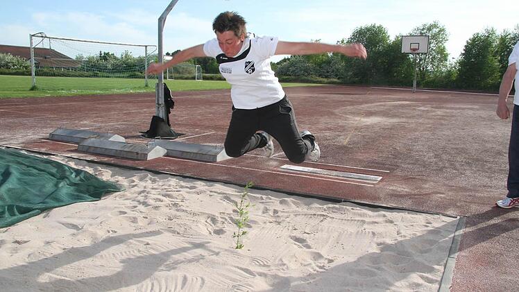 Beim Weitsprung ist Konzentration erforderlich. 3,20 Meter sind die Mindestanforderungen für eine 34-Jährige. Melanie Türk meistert die Weite. Fotos: Sonja Adam