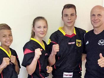 Darius Strätz, Johanna Zeitler, Vincent Schorn (von links) vertreten die deutschen Farben bei den Kickbox-Europameisterschaften der Jugend und Junioren im spanischen San Sebastian. Sie hoffen auf gute Platzierungen in einem auserlesenen Starterfeld; rechts Trainer und Coach Jürgen Schorn. Foto: Dietz