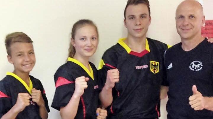 Darius Strätz, Johanna Zeitler, Vincent Schorn (von links) vertreten die deutschen Farben bei den Kickbox-Europameisterschaften der Jugend und Junioren im spanischen San Sebastian. Sie hoffen auf gute Platzierungen in einem auserlesenen Starterfeld; rechts Trainer und Coach Jürgen Schorn. Foto: Dietz