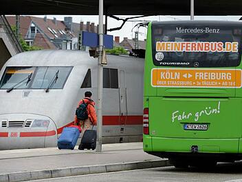 Der Kampf um Fahrgäste geht weiter. Viele Bundesbürger sind mittlerweile von der Bahn auf den Fernbus umgestiegen. Die grünen Omnibusse verkehren ab sofort auch von einer Haltestelle in Hollfeld. Partner ist das Busunternehmen Wunder. Foto: Patrick Seeger, dpa