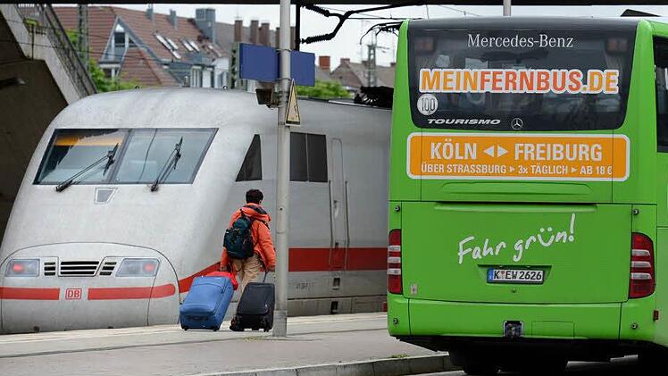 Der Kampf um Fahrgäste geht weiter. Viele Bundesbürger sind mittlerweile von der Bahn auf den Fernbus umgestiegen. Die grünen Omnibusse verkehren ab sofort auch von einer Haltestelle in Hollfeld. Partner ist das Busunternehmen Wunder. Foto: Patrick Seeger, dpa