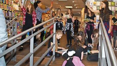 Die Tanzgruppe der Carl-von-Linde-Realschule zeigte mit einer Tanz-Performance, dass das Thema Lesen auch für Jugendliche noch interessant ist.