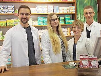 Das freundliche und kompetente Team der Marien-Apotheke (v.li.) Adrian Roßner, Lena Bauer, Anja Beck und Stephan Schmitt freut sich auf Ihren Besuch. Auf dem Foto fehlen Sylvia Schmitt, Stefanie Burkard, Brigitte Benedikt und Simone Wöhrl.  Fotos: Verena Bühl