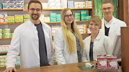 Das freundliche und kompetente Team der Marien-Apotheke (v.li.) Adrian Roßner, Lena Bauer, Anja Beck und Stephan Schmitt freut sich auf Ihren Besuch. Auf dem Foto fehlen Sylvia Schmitt, Stefanie Burkard, Brigitte Benedikt und Simone Wöhrl.  Fotos: Verena Bühl