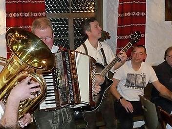 Beim Bockbierfest in der "Kathi-Bräu in Heckenhof wurde zünftig Musik gemacht.  Foto: Georg Wolf