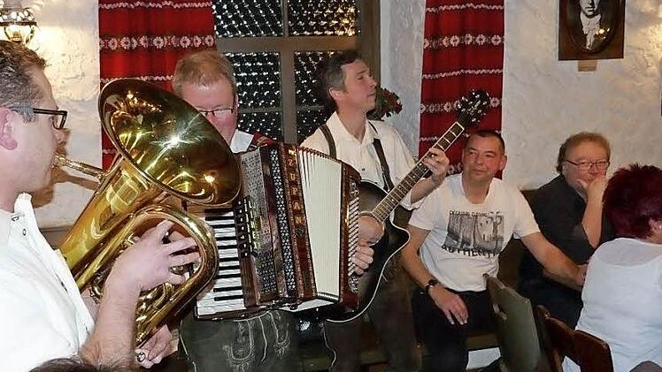 Beim Bockbierfest in der "Kathi-Bräu in Heckenhof wurde zünftig Musik gemacht.  Foto: Georg Wolf
