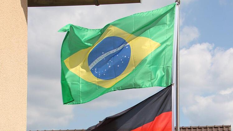 Die brasilianische Fahne weht in Ebenhausen. Foto: Martina Straub