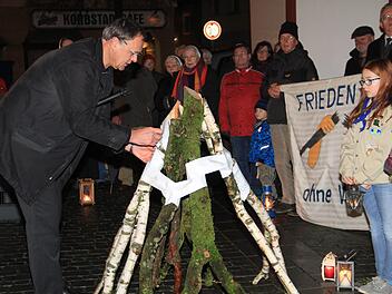Ein einzelner Stamm, hat keine Chance zu stehen, aber eine Vielzahl von Stämmen, die sich gegenseitig Halt geben.Gerda Völk