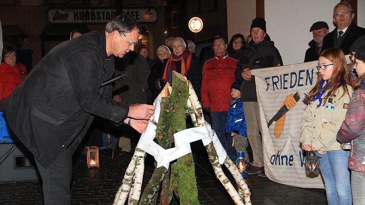 Ein einzelner Stamm, hat keine Chance zu stehen, aber eine Vielzahl von Stämmen, die sich gegenseitig Halt geben.Gerda Völk