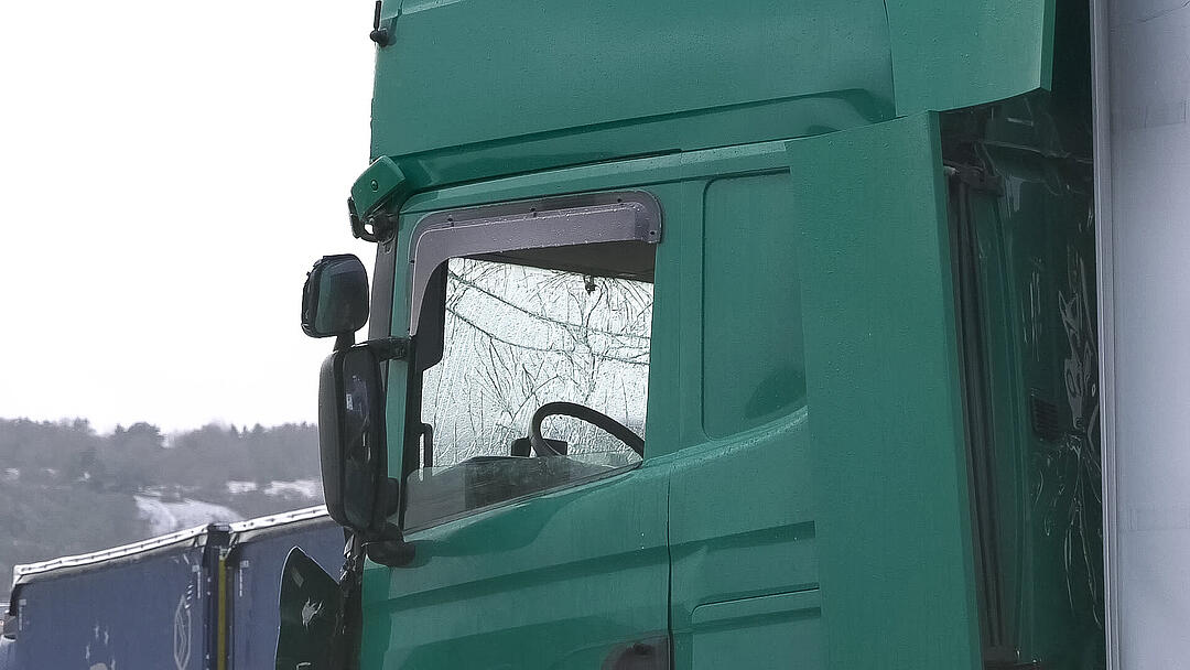 Lkw durchbricht auf A3 Leitplanke und kollidiert mit Gegenverkehr