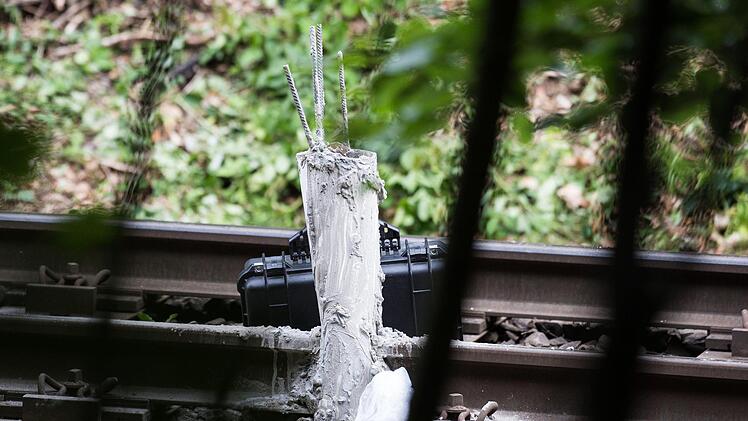 Unbekannte haben einen Anschlag auf eine Bahnstrecke zwischen Halberstadt und Goslar verübt. Bei Ilsenburg legten sie brennende Reifen ins Gleis, beschädigten Kabelschächte und kippten Flüssigbeton aus, wie eine Sprecherin der Bundespolizei in Magdeburg sagte. Foto: Swen Pförtner/dpa