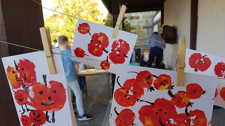 Kinder druckten mit Apfelstempeln