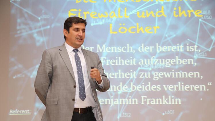 Cem Karakaya bei seinem Vortrag