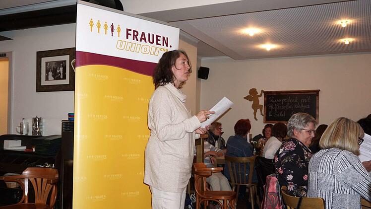 Birgit Schobert bei ihrem letzten Bericht als Schatzmeisterin