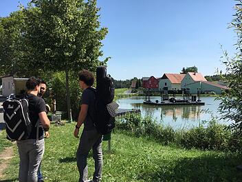 Ein Teil der Band macht sich bereit, per Floß zur Seebühne im Treppendorfer See zu gelangen. Foto: Anette Schreiber