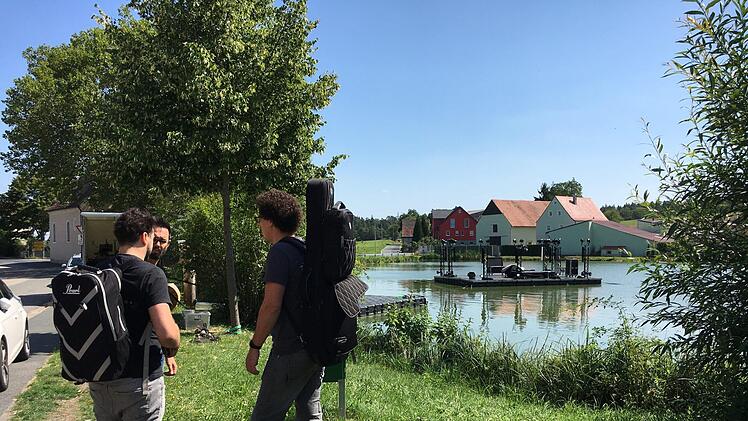 Ein Teil der Band macht sich bereit, per Floß zur Seebühne im Treppendorfer See zu gelangen. Foto: Anette Schreiber
