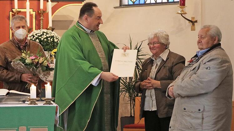 Monsignore Rüdiger Feulner ehrte Klara Heinisch; mit im Bild Kirchengemeinderatsvorsitzender Norbert Herrmann (rechts) und Kirchenpfleger Reinhard Baar (links).  Foto: Klaus Klaschka