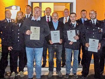 Bei der Ehrung (von rechts) Kreisbrandmeister Jonas Paulini, Kommandant Johannes Seebe, Kreisbrandrat Thomas Hofmann, Harald Schmidt (Ehrung f&uuml;r 40 Jahre), stellvertretender Landrat J&ouml;rg Kunstmann, Ehrenmitglied Helmut Erlmann, B&uuml;rgermeister Haral...