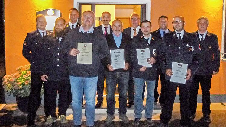 Bei der Ehrung (von rechts) Kreisbrandmeister Jonas Paulini, Kommandant Johannes Seebe, Kreisbrandrat Thomas Hofmann, Harald Schmidt (Ehrung f&uuml;r 40 Jahre), stellvertretender Landrat J&ouml;rg Kunstmann, Ehrenmitglied Helmut Erlmann, B&uuml;rgermeister Haral...