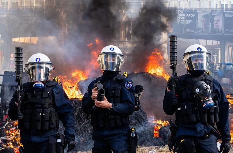 EU-Mitarbeiter sollen Fenstern wegen Bauerndemo fernbleiben