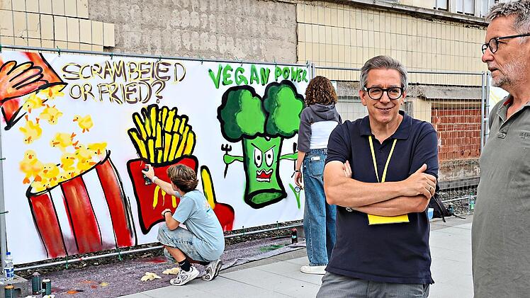 Absolut bewundernswert finden J&uuml;rgen Ziegler und Kunstlehrer Andreas Schobert die Sprayk&uuml;nste.Sonny Adam