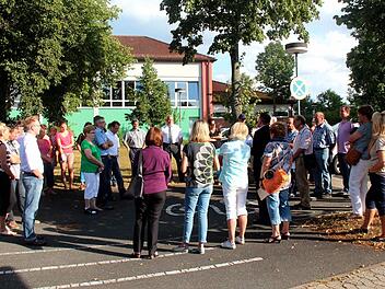 Vor der Adelsdorfer Schule versuchten Bürgermeister Fischkal und einige Gemeinderäte, die Bedenken der Eltern zu zerstreuen. Fotos: Johanna Blum