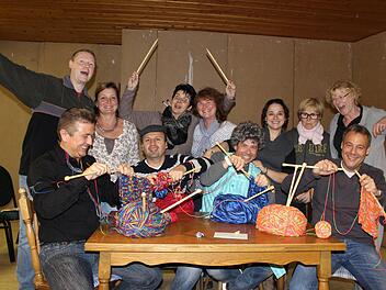 Es sieht eher gefährlich als produktiv aus, doch zumindest der Spaßfaktor beim Stricken stimmt. Unser Bild zeigt die Laienspielgruppe: (von links) Michael Rößner, Gabi Dappert, Nicole Henzler, Sylvia Borawski, Kathrin Schramm, Margret Straßberger, Marietta Kallfaß, (vorne) Oliver Rauber, Udo Müller, Martin Langer und Andreas Heinkel. Foto: Nina Grötsch