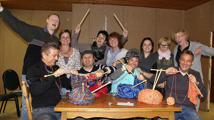 Es sieht eher gefährlich als produktiv aus, doch zumindest der Spaßfaktor beim Stricken stimmt. Unser Bild zeigt die Laienspielgruppe: (von links) Michael Rößner, Gabi Dappert, Nicole Henzler, Sylvia Borawski, Kathrin Schramm, Margret Straßberger, Marietta Kallfaß, (vorne) Oliver Rauber, Udo Müller, Martin Langer und Andreas Heinkel. Foto: Nina Grötsch