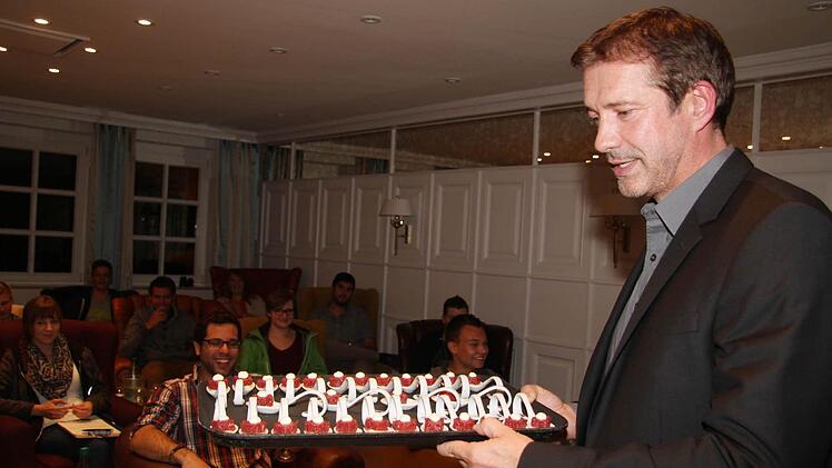 Alexander Herrmann zeigt, wie unterschiedlich die Geschmackswirkung sein kann, durch kleine Anrichtefehler auf dem Löffel - sein Tartar mit Kartoffelpüree blieb "fade", doch er hatte natürlich auch eine perfekte Variation parat. Foto: Sonja Adam