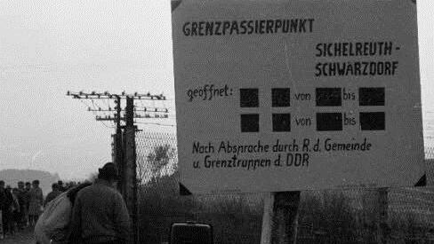 Vor 25 Jahren erfolgte zwischen dem Mitwitzer Gemeindeteil Schwärzdorf und dem thüringischen Sichelreuth die zehnte Grenzöffnung im Landkreis Kronach.  Foto: Archiv, Herbert Fischer