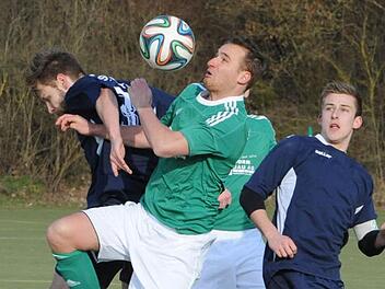 Ballannahme in Bedrängnis: Riedenbergs Thomas Schaab (Mitte) versucht die Kugel gegen die Garitzer Manuel Krieter (links) und Dominik Schmitt (rechts) unter Kontrolle zu bringen. Foto: Hopf