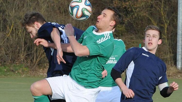 Ballannahme in Bedrängnis: Riedenbergs Thomas Schaab (Mitte) versucht die Kugel gegen die Garitzer Manuel Krieter (links) und Dominik Schmitt (rechts) unter Kontrolle zu bringen. Foto: Hopf