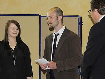 Einen der Zukunftsberufe hat Luisa Götz aus Reckendorf (links) ergriffen. Sie hat die Ausbildung als Mecha-tronikerin erfolgreich abgeschlossen, was ihr Ausbildungsleiter Stephan Walter und Personalchef Olaf Fritsch (weiter im Bild von links) bescheinigten. Walter lobte die "ruhige Art" der Auszubildenden.
