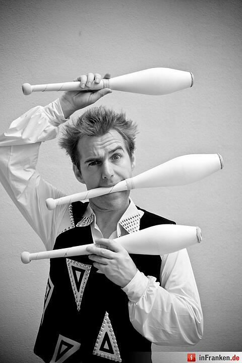 Benny B aus Australien kombiniert Leiterakrobatik, Jonglage, verrückte Tricks und improvisierte Clownerie.