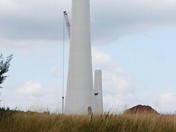 Zwischen Burghausen und Windheim wachsen zwei weitere Windräder in den Himmel. Foto: Heike Beudert