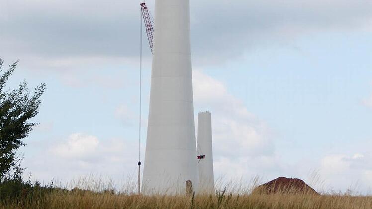 Zwischen Burghausen und Windheim wachsen zwei weitere Windräder in den Himmel. Foto: Heike Beudert