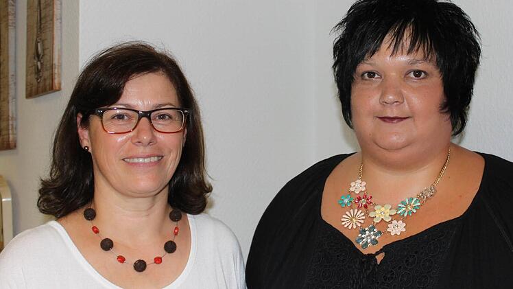 Diana Steinberger (links) leitet die Berufsfachschule für Altenpflegehilfe Lichtenfels, Alexandra Hofmann (rechts) ist als Klassenleitung dort tätig. Foto: Popp