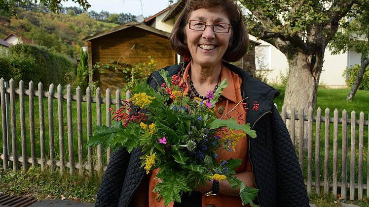 Claudia Körber hat sich einen schönen Herbststrauß bei der herbstlichen Weinbergswanderung gepflückt.