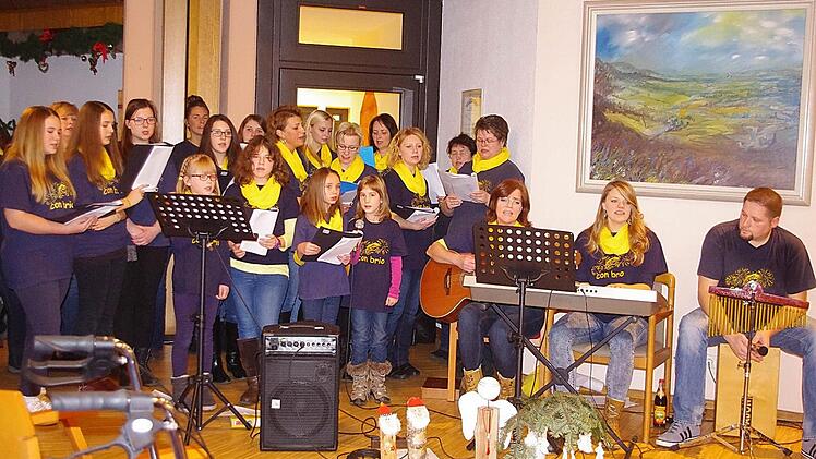 Am Sonntag beschenkte "Con Brio" die Bewohner des BRK-Seniorenhauses Kronach mit einem Nikolaus-Konzert. Foto: Heike Schülein