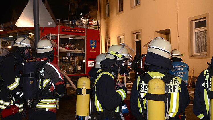 Mit schwerem Atemschutz gingen sofort mehrere Trupps in das Mehrfamilienhaus.  Foto: Frank Spitzenpfeil
