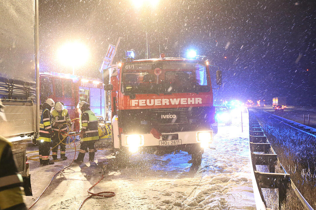 Lkw prallt auf A9 in Unfallstelle