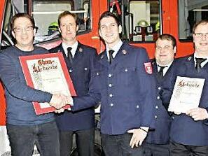 Ralf Fuchs wurde zum Ehrenvorsitzenden ernannt. Von links: Stadtbrandinspektor (SBI) Daniel Fritz, Ralf Fuchs, Kommandant Andreas Becker, Vorsitzender Dominik Rädlein, Zweiter Vorsitzender Christian Gladis, Werner Jauernig, Peter Stauch  Foto: Michael Stelzner