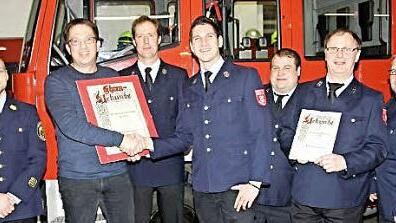 Ralf Fuchs wurde zum Ehrenvorsitzenden ernannt. Von links: Stadtbrandinspektor (SBI) Daniel Fritz, Ralf Fuchs, Kommandant Andreas Becker, Vorsitzender Dominik Rädlein, Zweiter Vorsitzender Christian Gladis, Werner Jauernig, Peter Stauch  Foto: Michael Stelzner